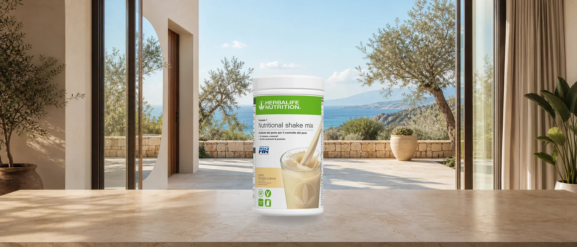 Formula 1 Herbalife gusto Vaniglia Crème in confezione italiana su un tavolo in marmo davanti al mare della Sicilia