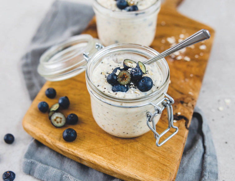 Due vasetti di overnight oats con chia e mirtilli dalla ricetta Herbalife Italia