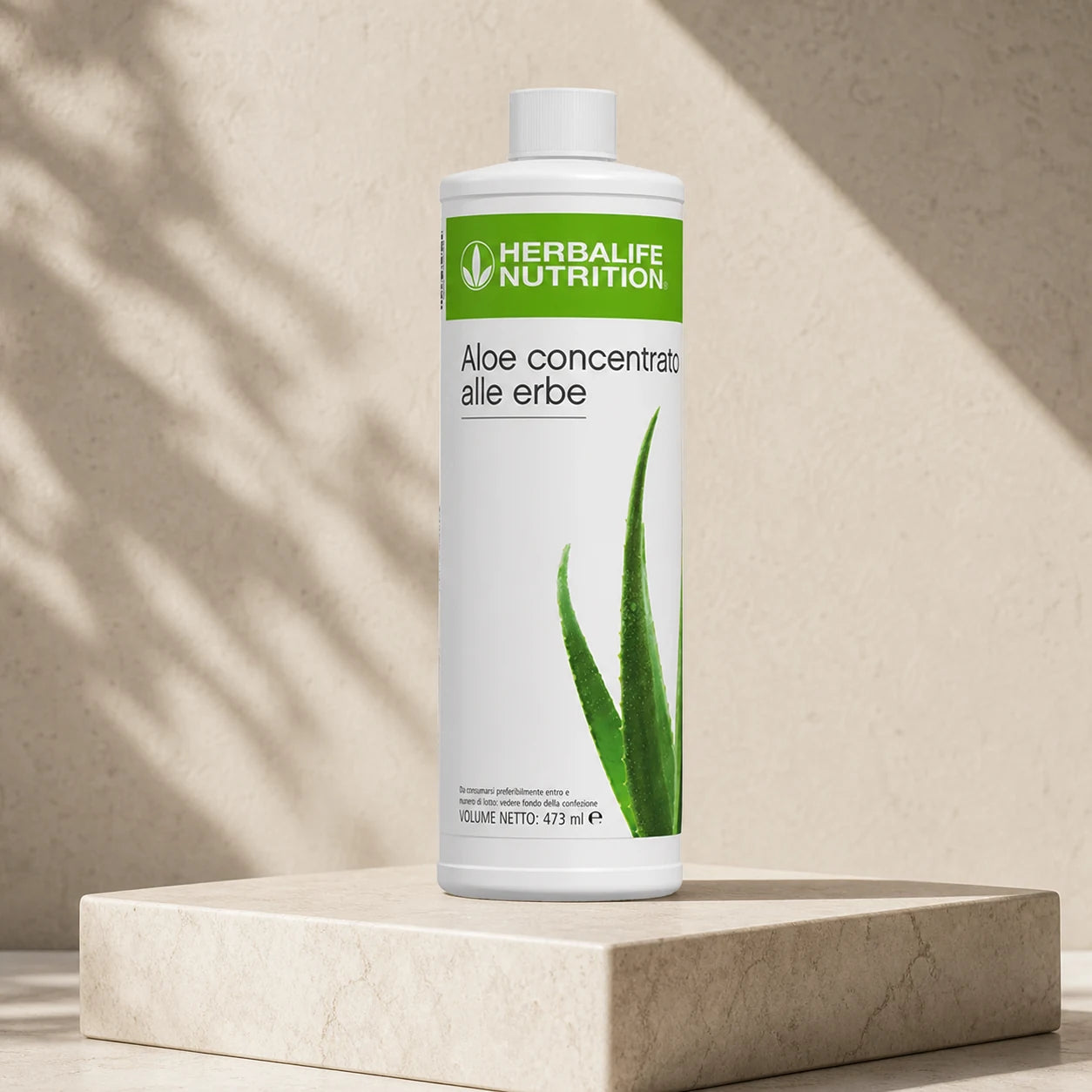 Aloe Concentrato alle Erbe Herbalife 473 ml su piedistallo in marmo
