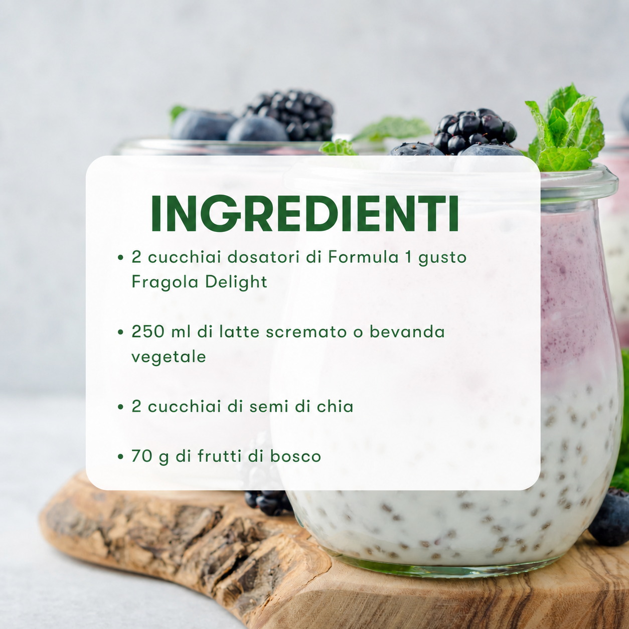 Ingredienti per una preparazione Formula 1 Fragola Delight con chia e frutti di bosco